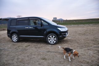 河原に車を止めて