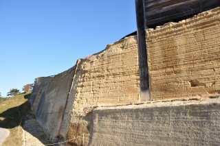 西門の外　版築土塁が高々と