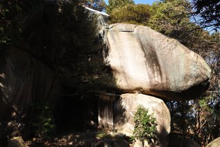 鬼の差し上げ岩