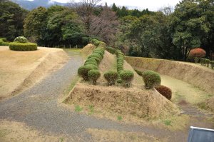 折れ曲がった大手道