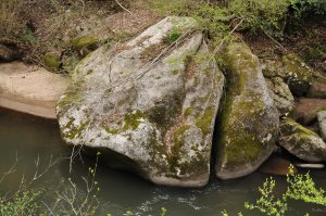 割れた巨岩