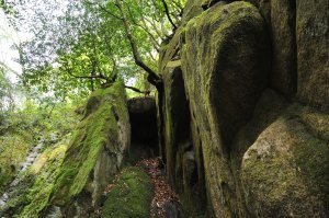 巨岩の向こうに