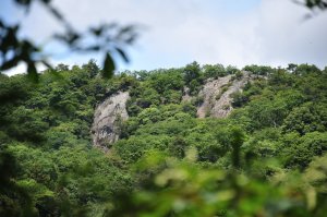 向かいの尾根には岩場